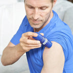 Barra Deep Blue® doTERRA — homem de polo azul a aplicar no ombro em primeiro plano, alívio muscular e articular