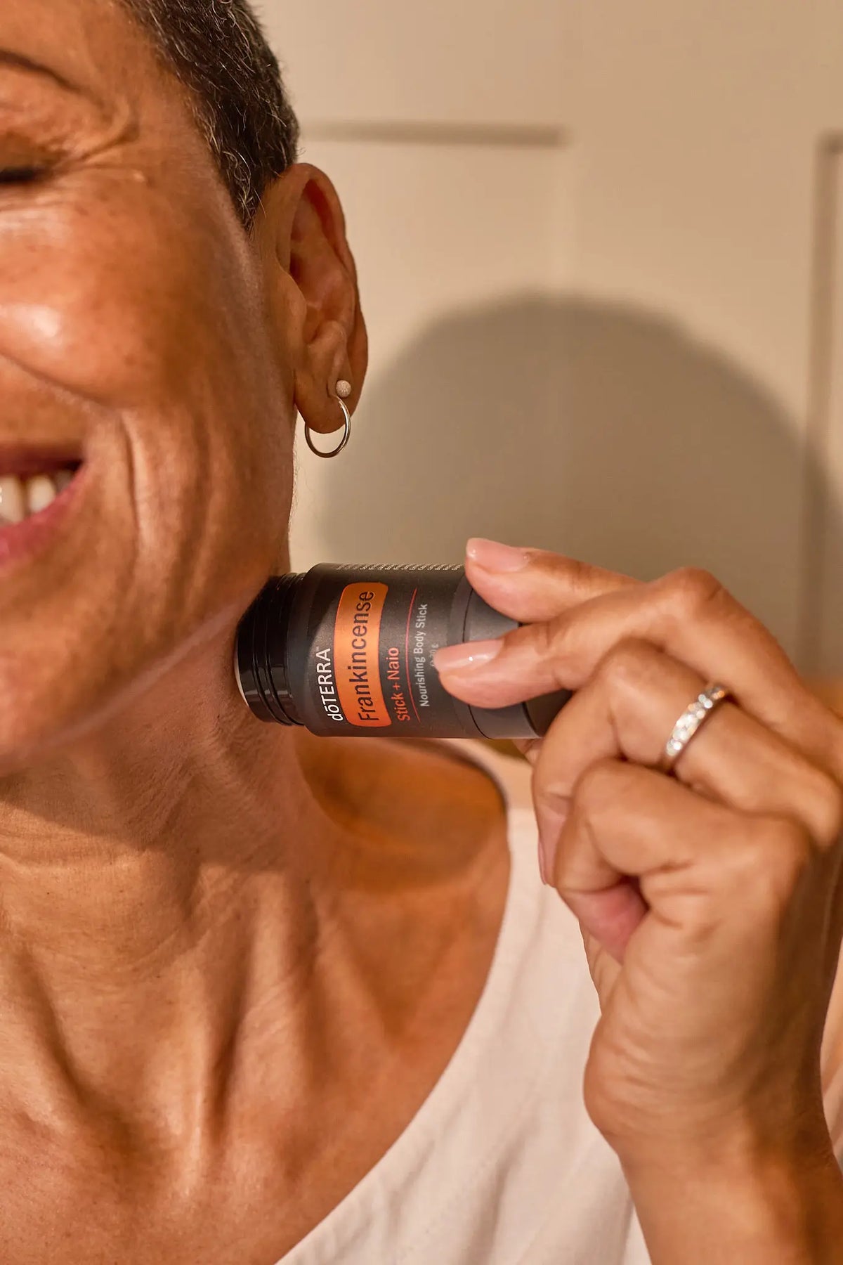 Barra Incenso Frankincense doTERRA Naio 30g — mão a segurar produto, incenso natural aromaterapia CPTG