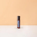 Bolinhas Hortelã-Pimenta Beadlets doTERRA — sobre superfície branca com fundo pêssego, pérolas espalhadas