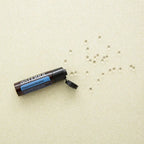 Bolinhas Hortelã-Pimenta Beadlets doTERRA — sobre superfície dourada com pérolas espalhadas, vista zenital, aromaterapia