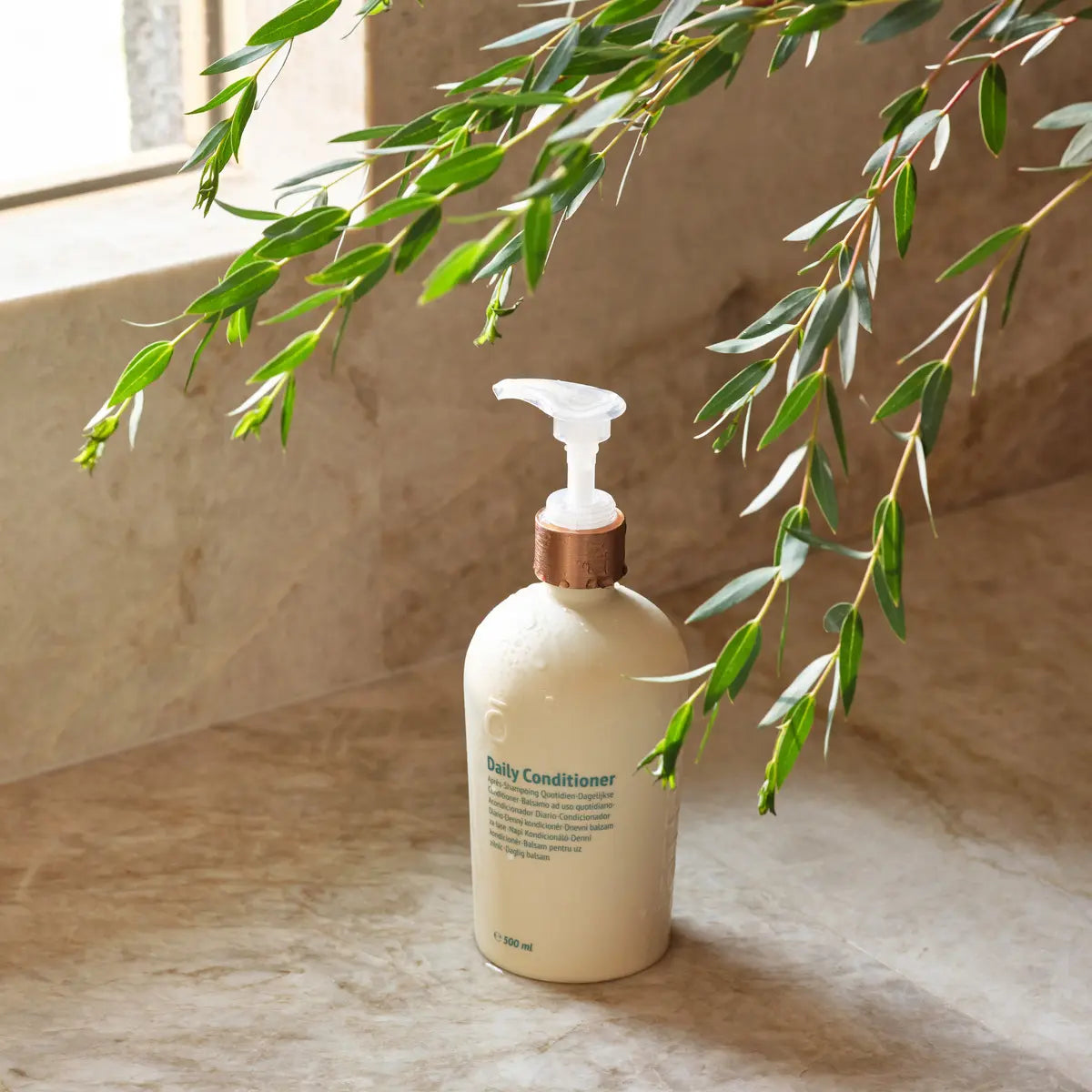 Condicionador Diário doTERRA 500 ml — frasco no banho com mármore, cuidado capilar natural