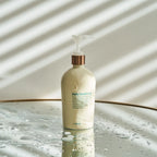 Condicionador Diário doTERRA 500 ml — mulher a aplicar condicionador no cabelo, nutrição capilar