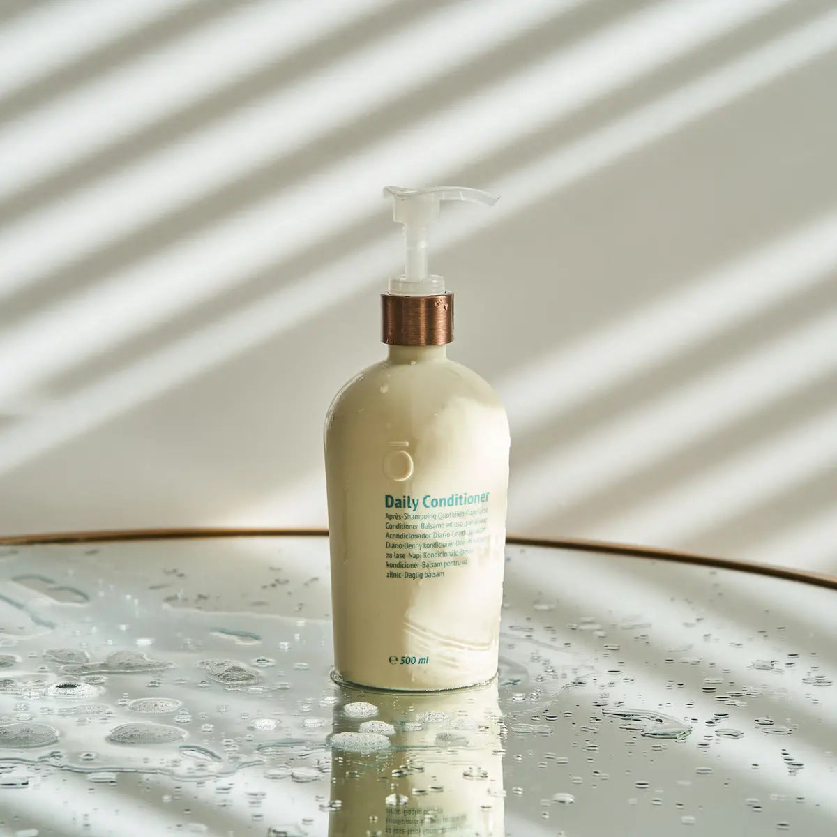 Condicionador Diário doTERRA 500 ml — mulher a aplicar condicionador no cabelo, nutrição capilar