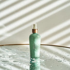 Condicionador Sem Enxaguar doTERRA 237 ml — mulher cabelo encaracolado ao espelho, definição natural