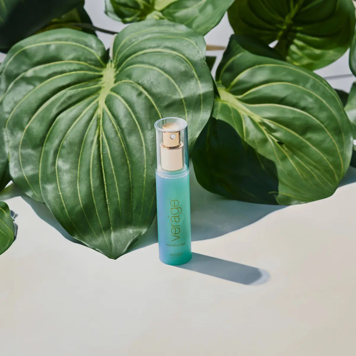 Hidratante Veráge doTERRA 30ml — frasco com plantas fundo bege, hidratante natural para pele CPTG
