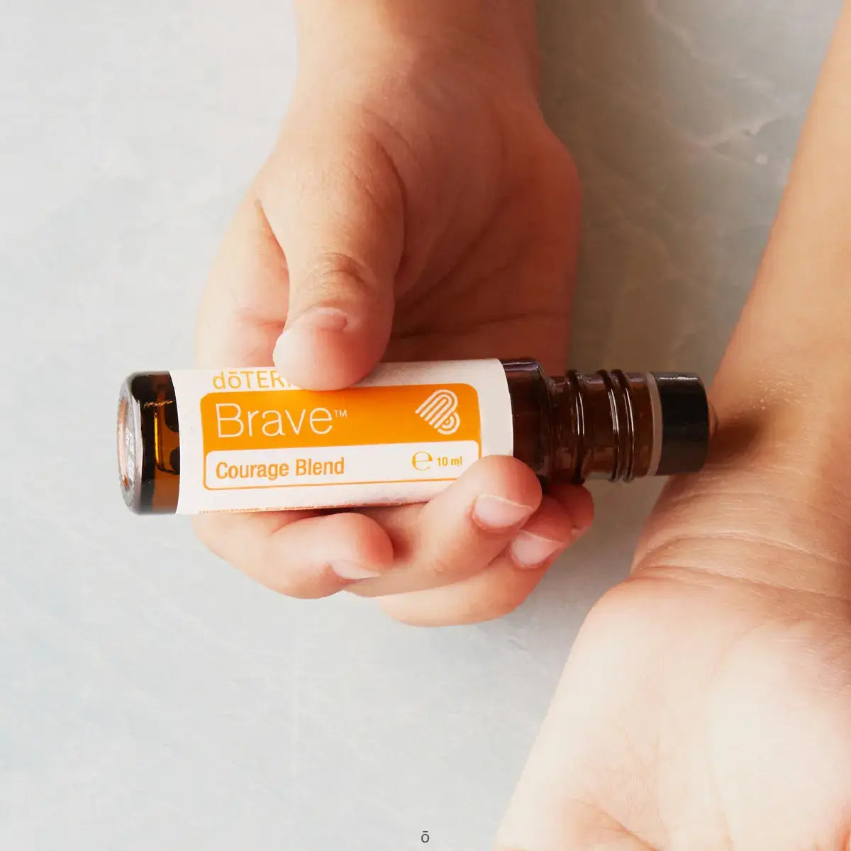 Brave doTERRA Touch Roll-On 10ml aplicação no pulso — aromaterapia, óleo essencial puro CPTG