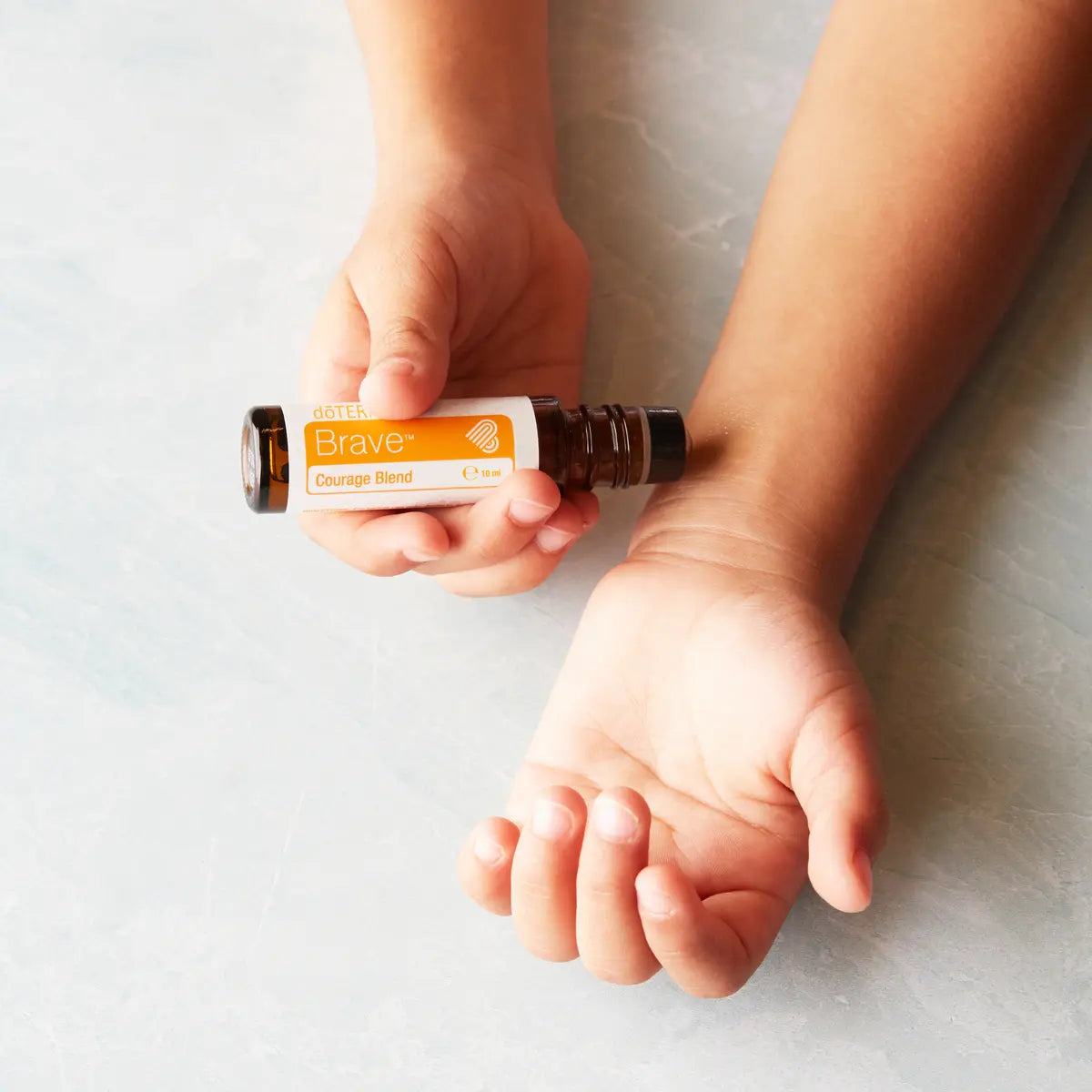 Brave doTERRA Touch 10ml Roll-On — aplicação no pulso, mistura de coragem, aromaterapia