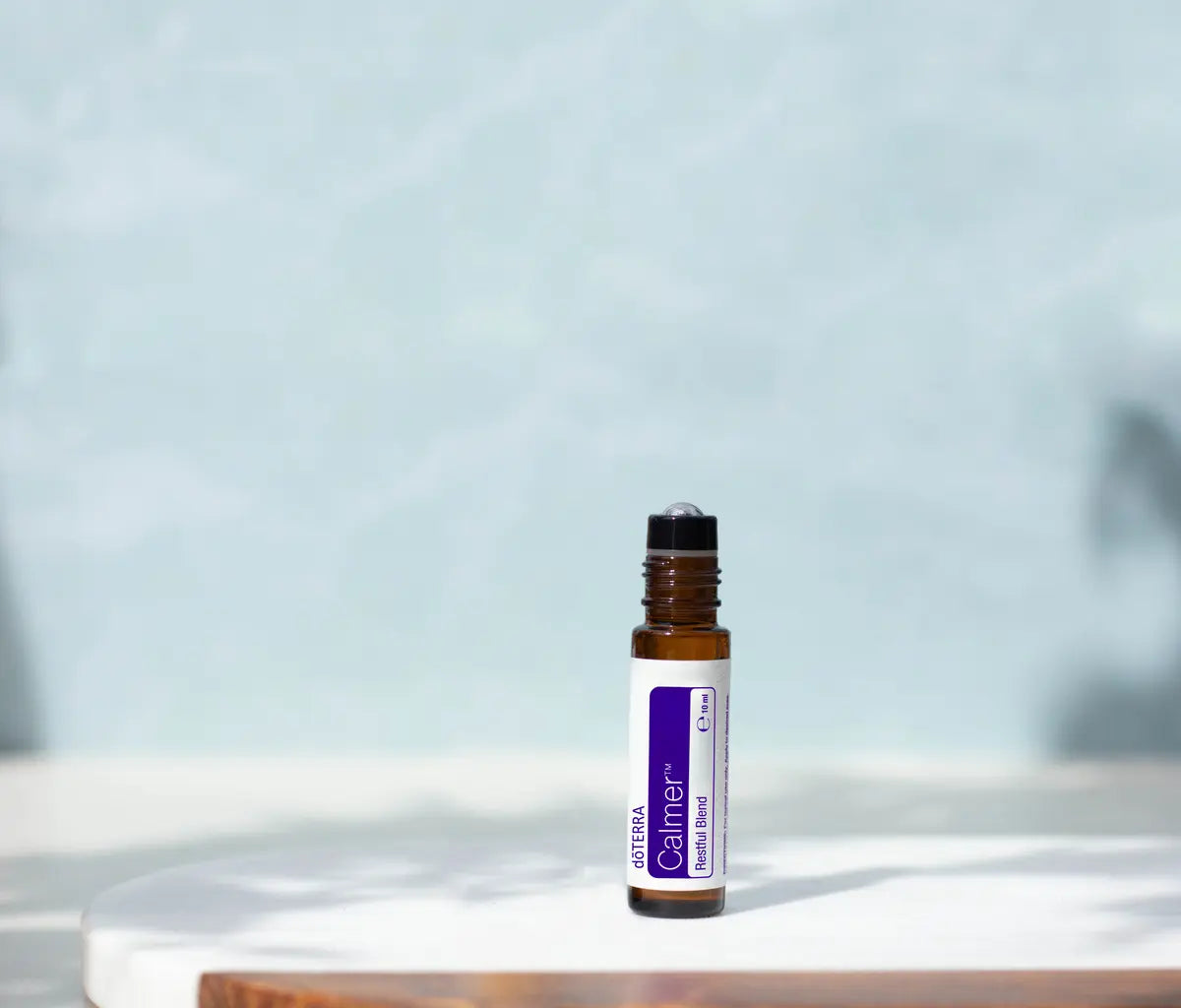 Calmer doTERRA Touch Roll-On 10ml aberto suporte mármore — aromaterapia, óleo essencial puro CPTG