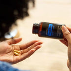 Deep Blue Polyphenol Complex doTERRA lifestyle cápsulas mão dose diária — suplemento articular CPTG