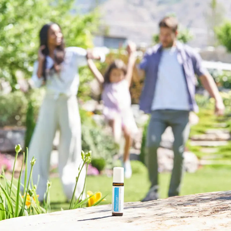 Rescuer doTERRA 10ml roll-on — família em jardim ao ar livre, mistura calmante para crianças, óleo essencial puro CPTG