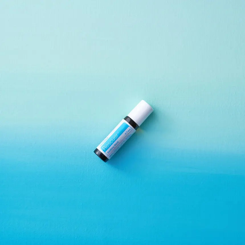 Rescuer doTERRA 10ml roll-on — frasco sobre fundo azul, mistura calmante para crianças, óleo essencial puro CPTG