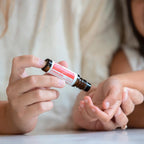 Stronger doTERRA 10ml roll-on — aplicação nas mãos de menino, mistura protetora para crianças, óleo essencial puro CPTG