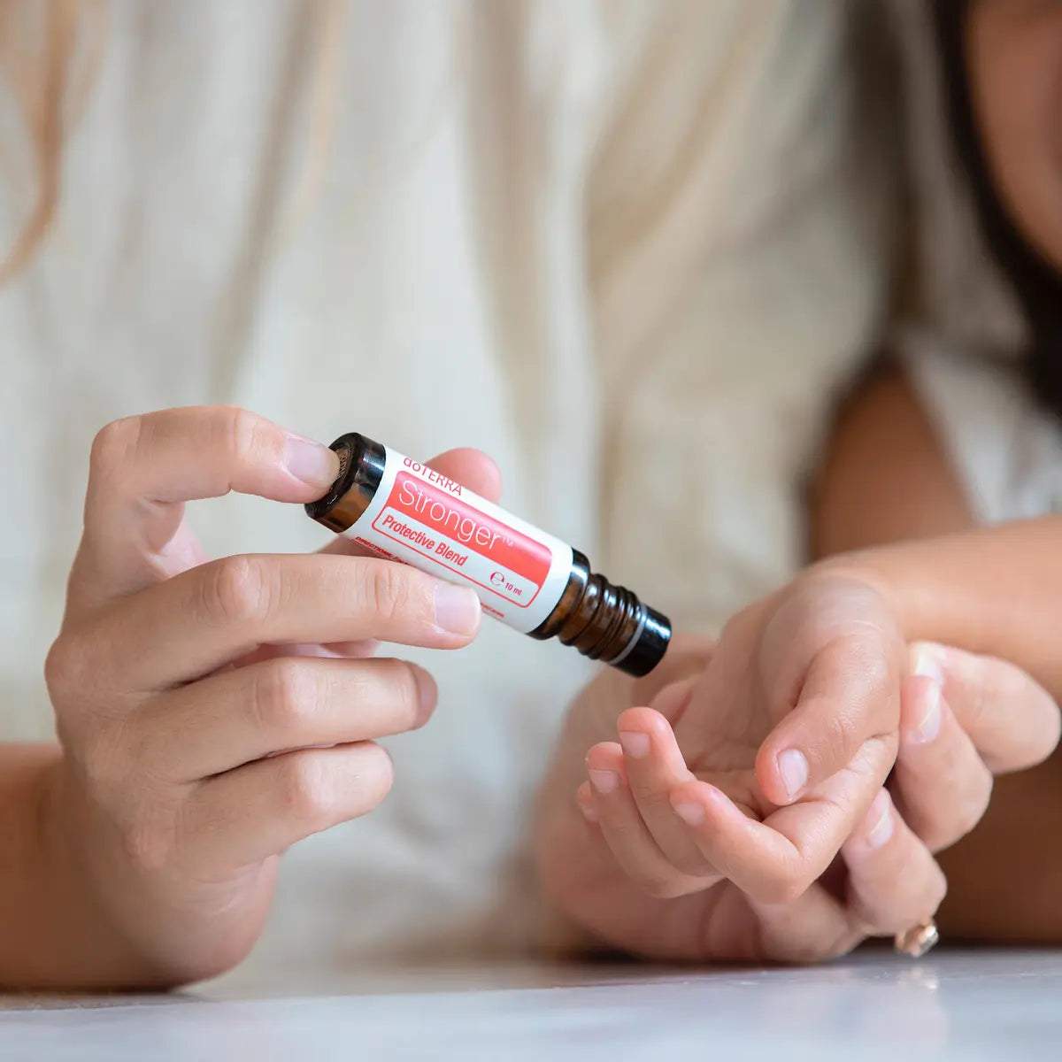 Stronger doTERRA 10ml roll-on — aplicação nas mãos de menino, mistura protetora para crianças, óleo essencial puro CPTG