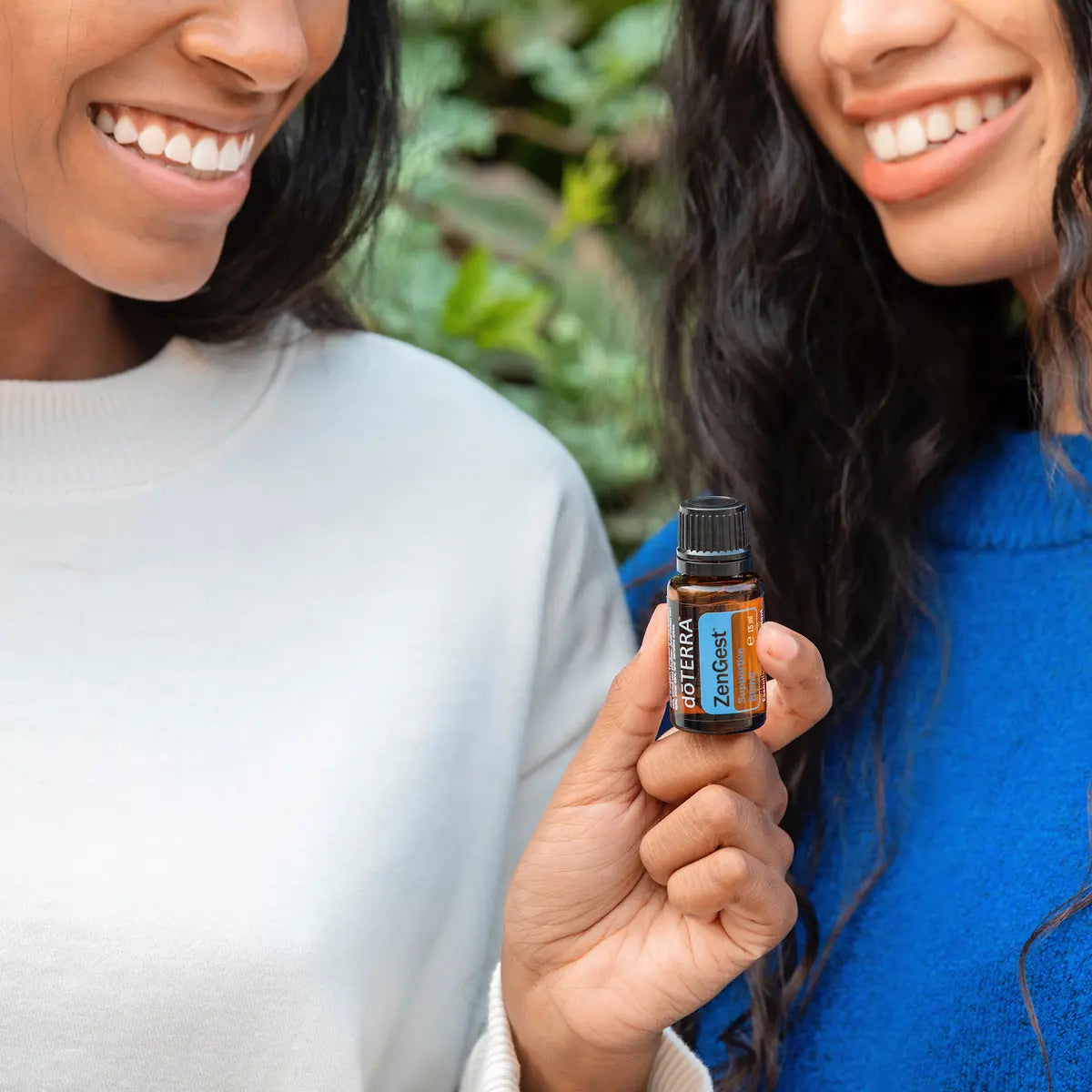 ZenGest doTERRA 15ml — duas mulheres partilhando frasco, óleo essencial digestivo puro CPTG, aromaterapia
