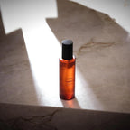 Hidrossol Incenso doTERRA 100ml — frasco em mármore com sombras elegantes, spray floral natural CPTG