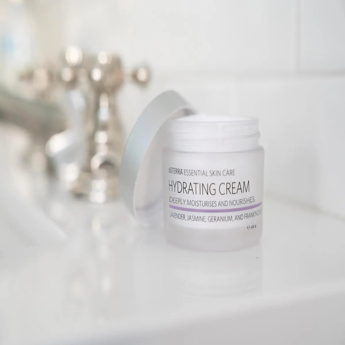 Creme Hidratante doTERRA 48g — frasco em fundo clean, hidratação natural CPTG