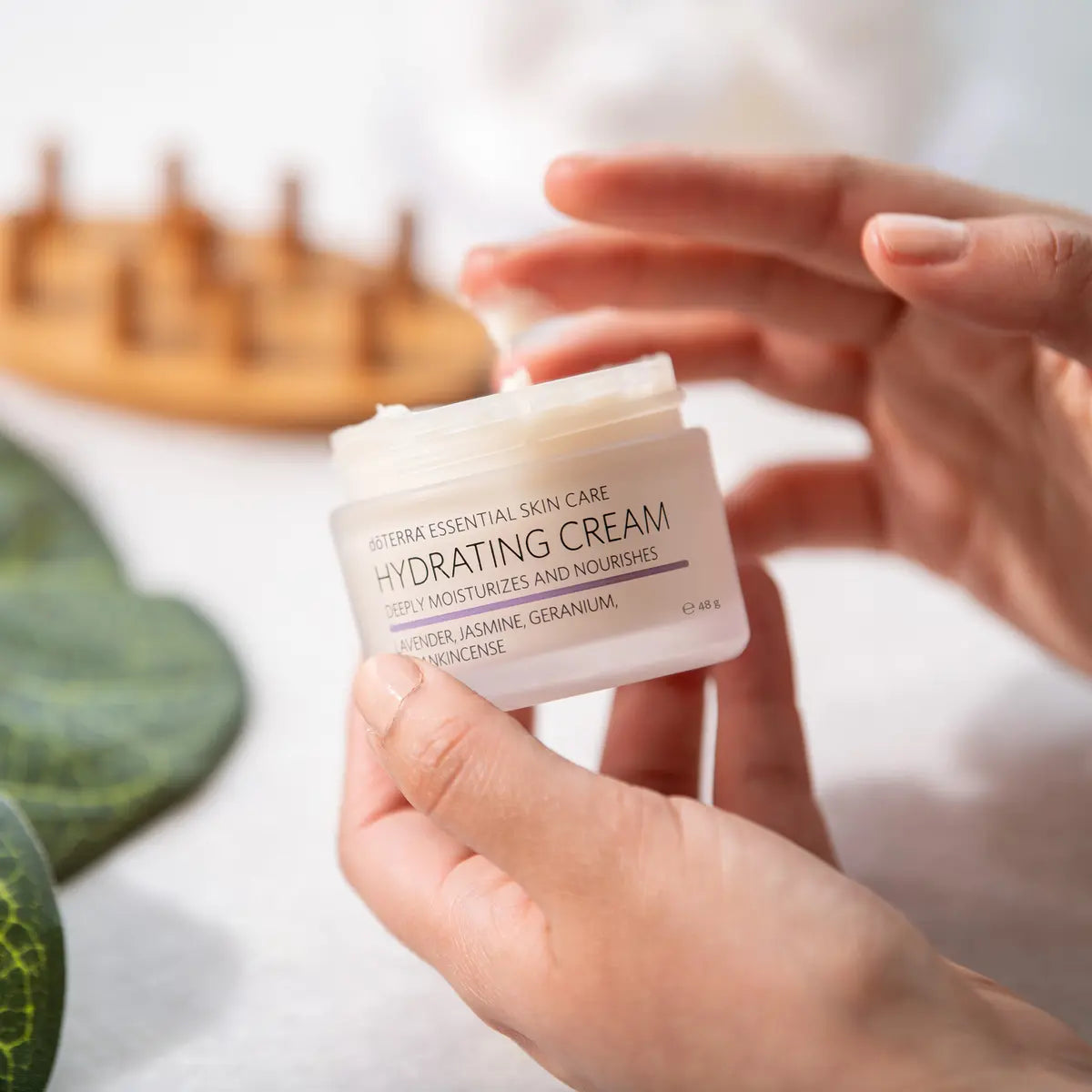 Creme Hidratante doTERRA 48g — frasco em estúdio, cuidado de pele natural CPTG