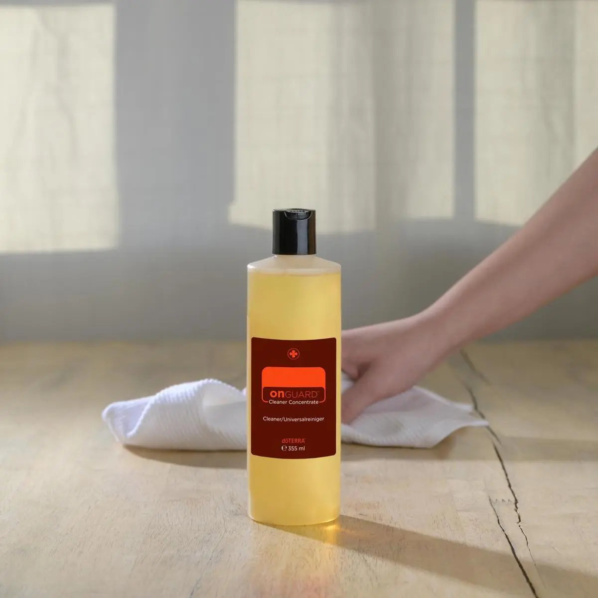 Limpador On Guard doTERRA 355ml frasco madeira mão pano branco, limpeza superfícies natural