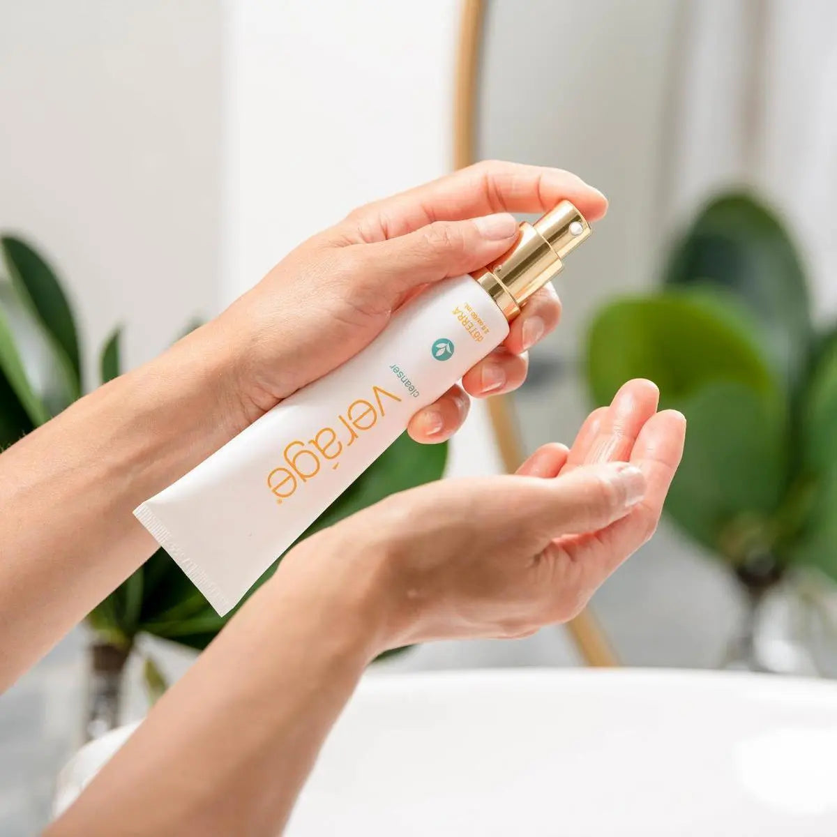 Cleaner Veráge doTERRA 60ml — frasco em mármore com fundo claro, limpeza facial natural CPTG