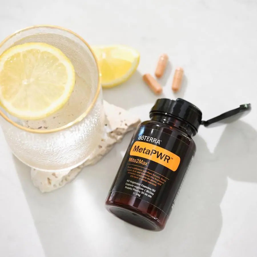 MetaPWR Mito2Max doTERRA flat lay água limão cápsulas mármore pedra, suplemento energia