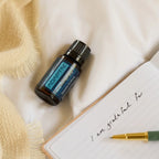 Mistura Adaptiv doTERRA 15ml — frasco com caderno de gratidão e manta amarela, equilíbrio emocional e bem-estar