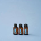 Mistura Air doTERRA 15ml — três frascos em fundo azul claro de estúdio, óleo essencial puro CPTG
