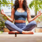 Mistura Arise doTERRA 5ml mulher meditando yoga exterior bokeh, equilíbrio emocional aromaterapia