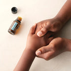 AromaTouch doTERRA 15ml mãos pele escura massagem palma fundo bege, bem-estar natural CPTG