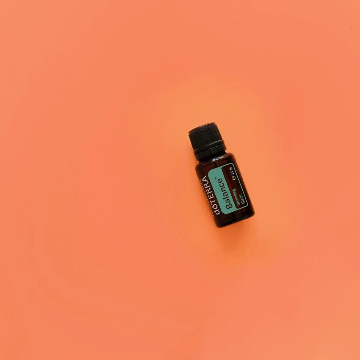 Balance doTERRA 15ml frasco inclinado fundo laranja coral zenital, aromaterapia bem-estar