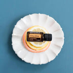 Citrus Bliss doTERRA 15ml prato branco ródelas limão toranja fundo azul zenital, frescura cítrica