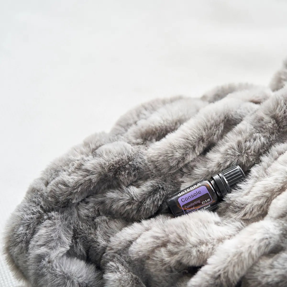 Console doTERRA 5ml frasco manta felpúda cinzento textura suave conforto, apoio emocional óleo essencial CPTG
