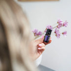 Console doTERRA 5ml mão unhas rosas segurando frasco magnólia rosa, apoio emocional óleo essencial CPTG