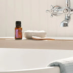 Mistura Serenity doTERRA 15ml — beira de banheira vintage com sal de banho e colher de madeira, torneira, bem-estar