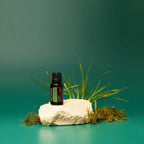 TerraShield doTERRA 15ml — pedra calcária com musgo e erva verde, fundo esmeralda, óleo essencial puro CPTG