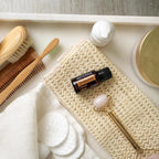 Zendocrine doTERRA 15ml — rotina de bem-estar com esponja, rolo de quartzo e pente em mármore, óleo essencial CPTG