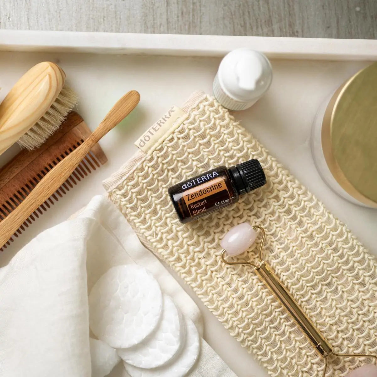 Zendocrine doTERRA 15ml — rotina de bem-estar com esponja, rolo de quartzo e pente em mármore, óleo essencial CPTG