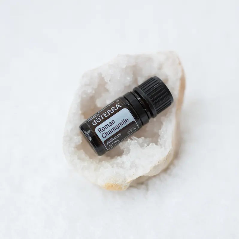 Óleo Essencial Camomila Romana doTERRA 5ml — geoda de quartzo branco com fundo branco, óleo essencial CPTG
