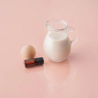 Óleo Essencial Canela doTERRA 5ml — jarro de leite e bola de madeira com fundo rosa, aromaterapia CPTG puro