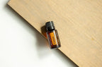 Óleo Essencial Cássia doTERRA 15ml — tábua de madeira fundo branco, óleo essencial CPTG certificado Portugal