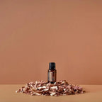 Óleo Essencial Cedro doTERRA 15ml — aparas de madeira de cedro fundo terracota, aromaterapia CPTG puro