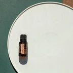 Óleo Essencial Cedro doTERRA 15ml — bandeja branca redonda fundo verde, óleo essencial natural Portugal