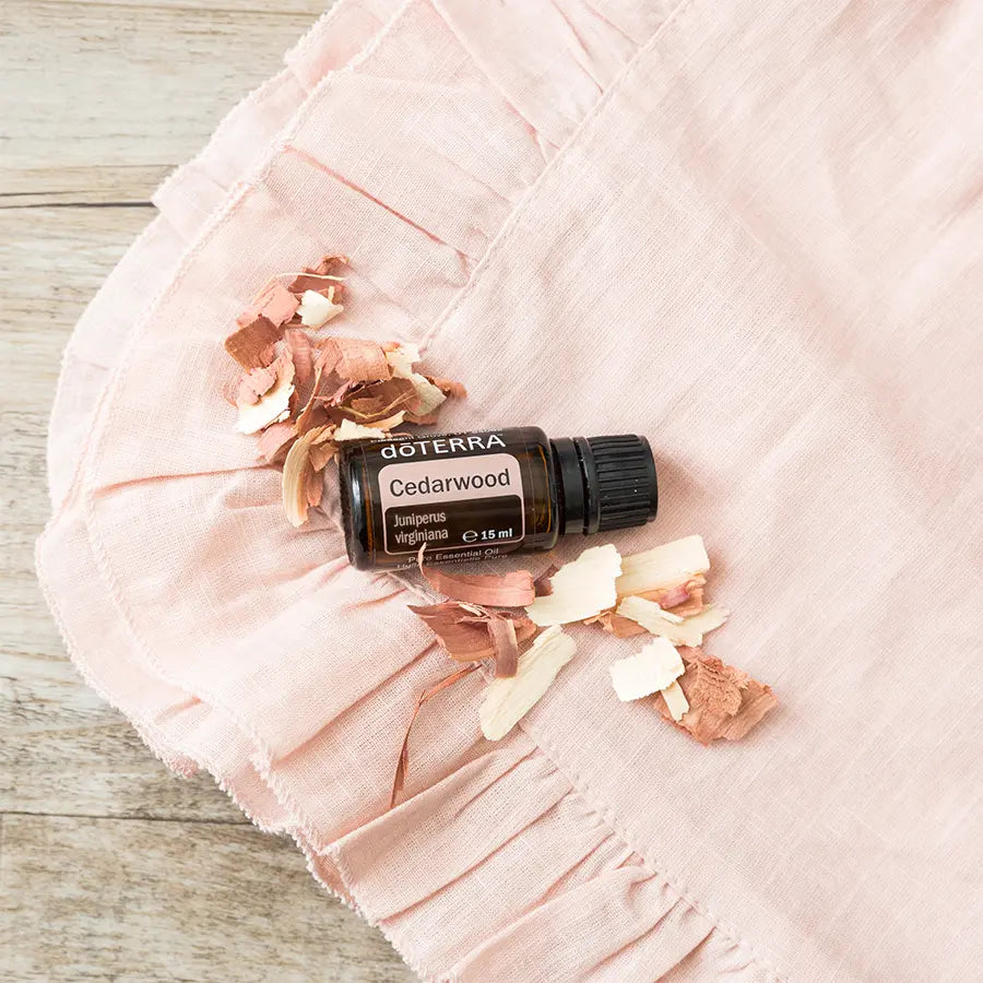 Óleo Essencial Cedro doTERRA 15ml — tecido linho rosa com aparas de cedro, aromaterapia Portugal CPTG