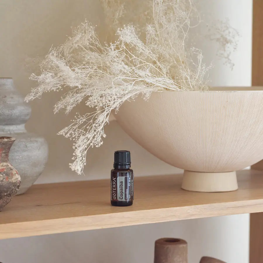 Óleo Essencial Copaíba doTERRA 15ml — estante de madeira com tigela e flores secas, aromaterapia Portugal