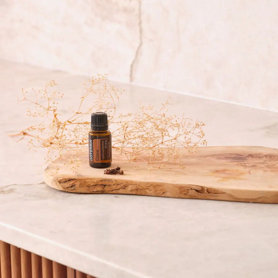 Óleo Essencial Cravo doTERRA 15ml — cravos secos sobre madeira, óleo essencial puro certificado CPTG