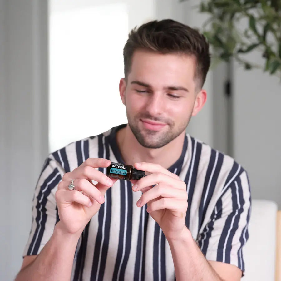 Óleo Essencial Eucalipto doTERRA 15ml — homem camisola às riscas sorrindo, uso quotidiano natural