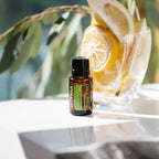 Óleo Essencial Eucalipto Limão doTERRA 15ml — jarro de vidro com rodelas de limão e ramo de eucalipto