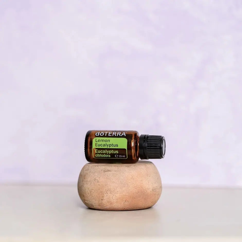 Óleo Essencial Eucalipto Limão doTERRA 15ml — pedra argila fundo lavanda minimalista, CPTG puro