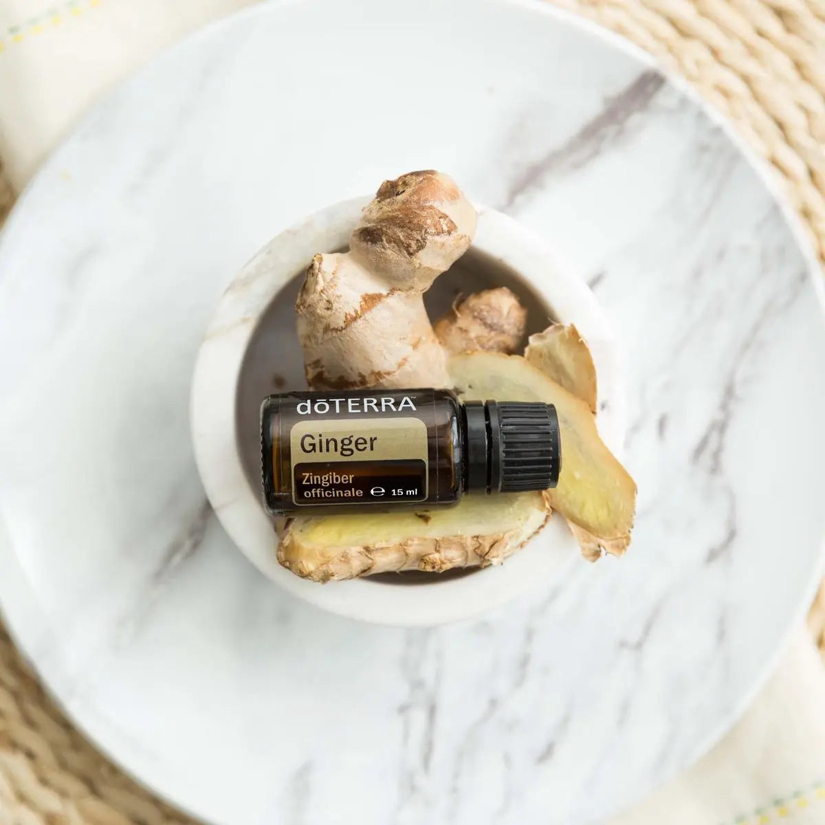Óleo Essencial Gengibre doTERRA 15ml — tigela mármore com rodelas de raiz de gengibre e ratan