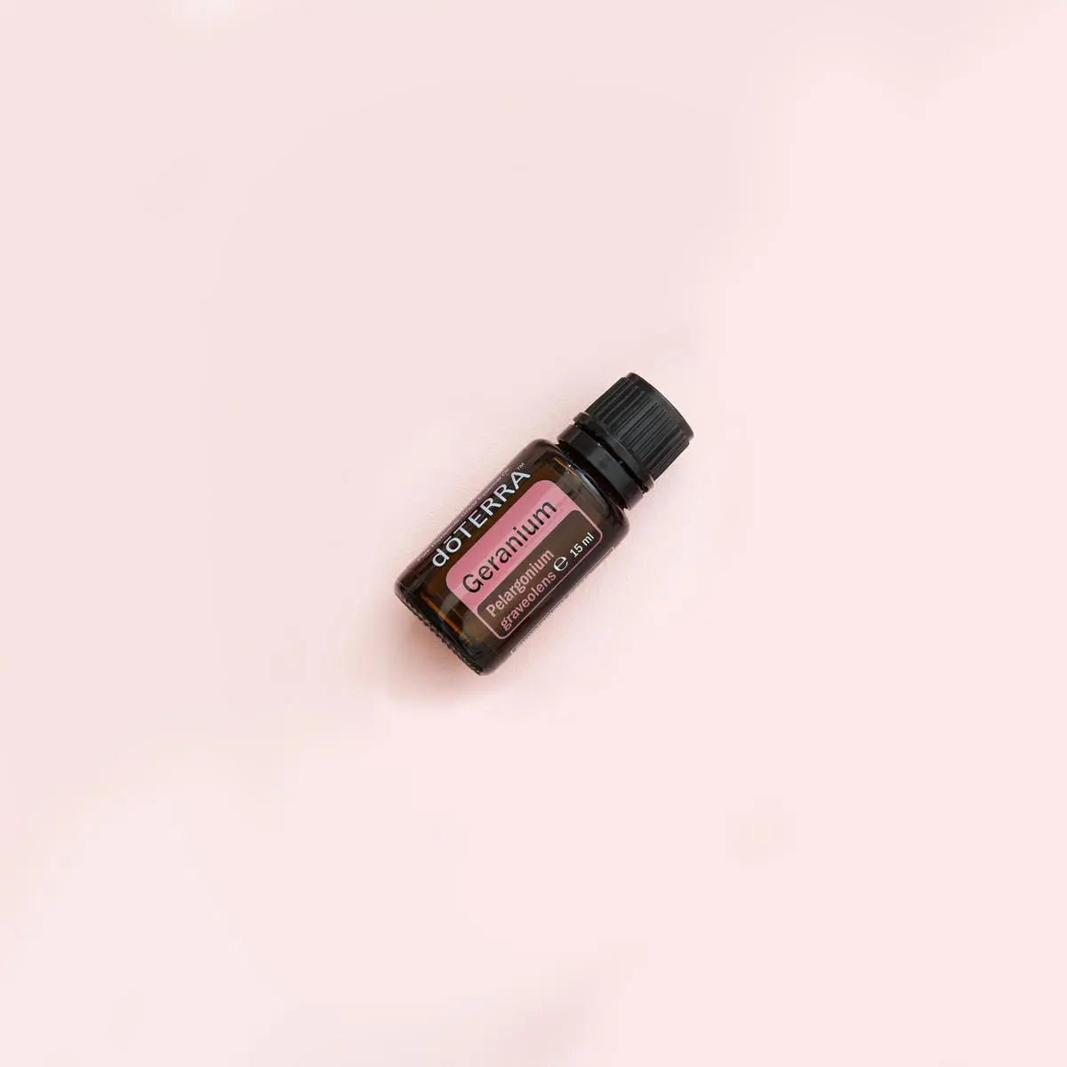 Óleo Essencial Gerânio doTERRA 15ml — frasco sobre fundo rosa pálido minimalista, aromaterapia CPTG puro