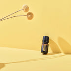 Óleo Essencial Helicriso doTERRA 5ml — sobre superfície amarela com flores esféricas, CPTG certificado